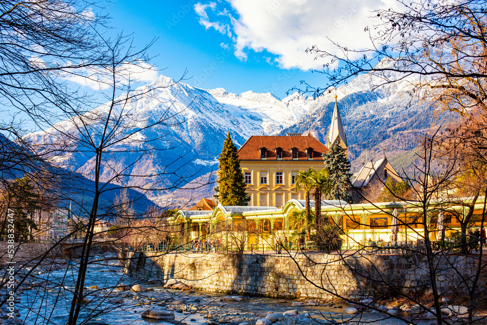 Montagne di Merano, casa sulla riva del fiume